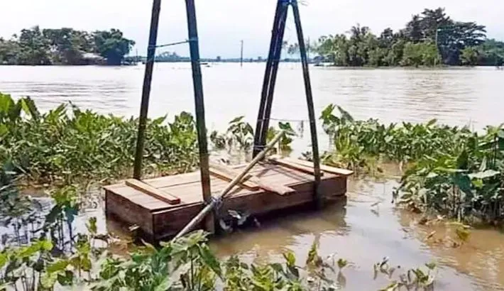 পলিথিনে মুড়ে বাক্সবন্দি বাবার মরদেহ,পানি কমলে দাফন